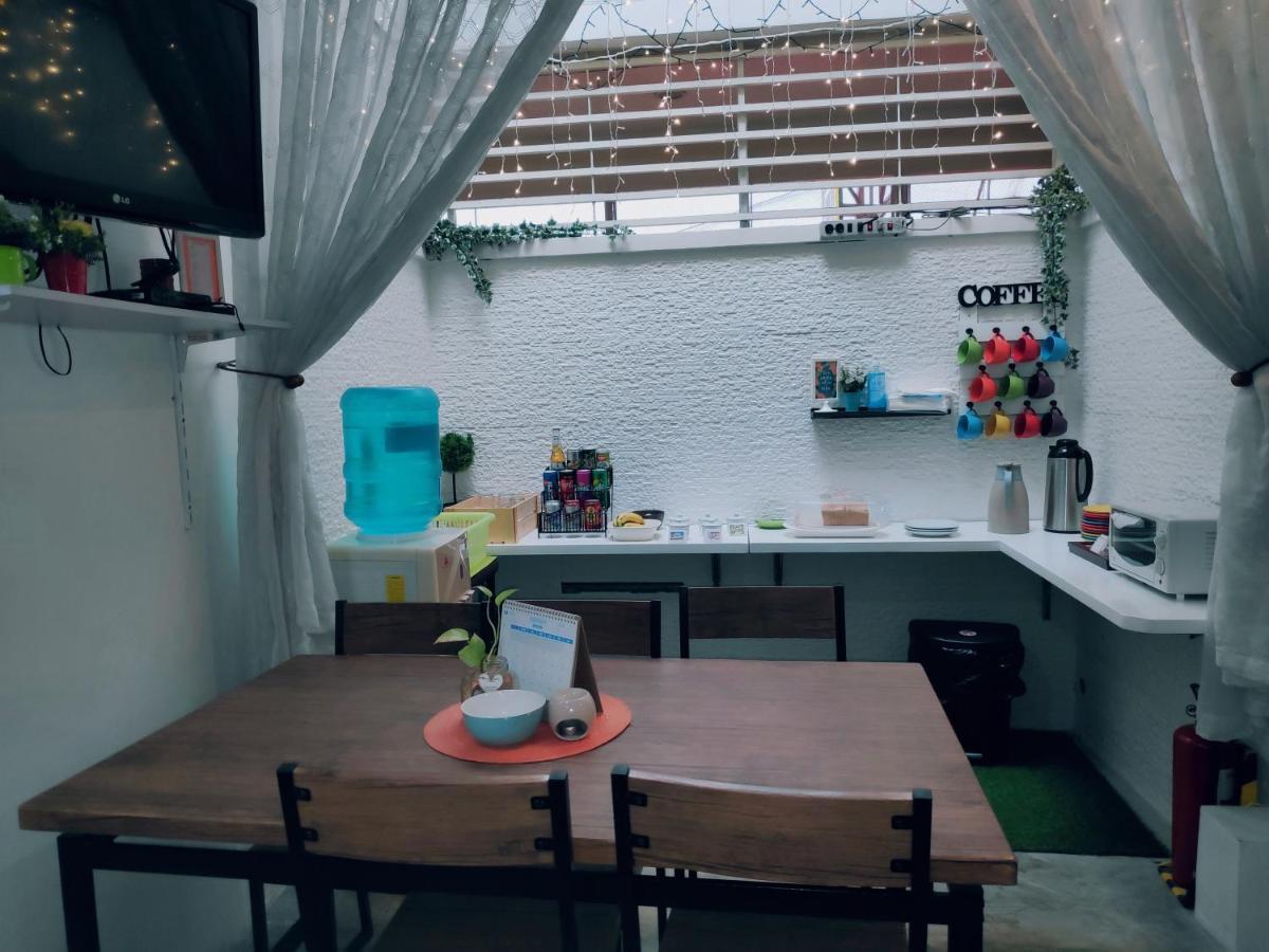 Crossroads Hostel Manila Mandaluyong Ngoại thất bức ảnh